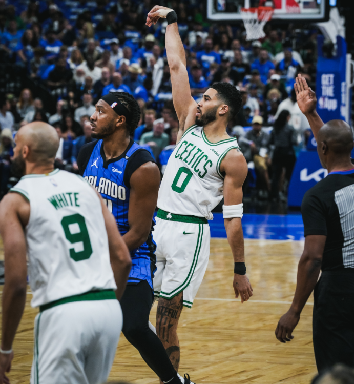 塔图姆夺冠后和儿子共享喜悦