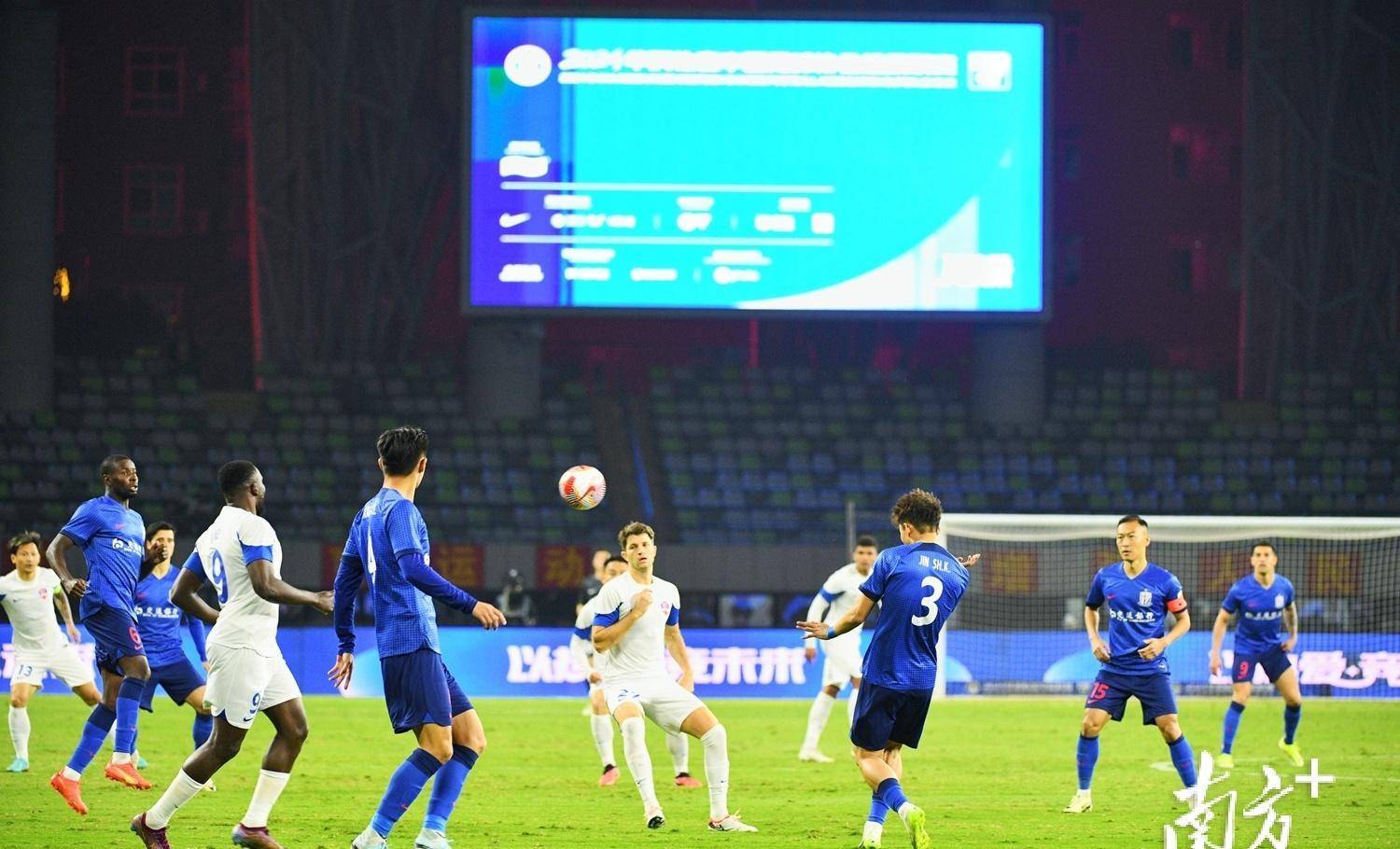 Kaiyun官网入口-西亚卡姆迎来十五赛季出色发挥，老鹰观众热烈欢呼！比赛高潮迭起(俄罗斯与哪些国家关系差)